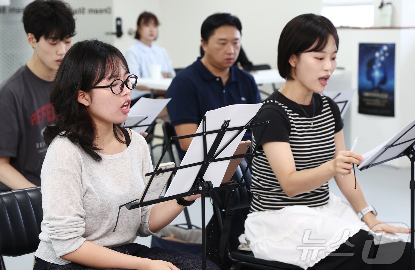 본문 이미지 - 가족 뮤지컬 '나는 반딧불'의 주인공 서윤 역을 맡은 배우 이혜인(왼쪽)과 문시연이 서울 동작구 드림스테이지에서 공연을 앞두고 연습하고 있다. ⓒ 뉴스1 김민지 기자