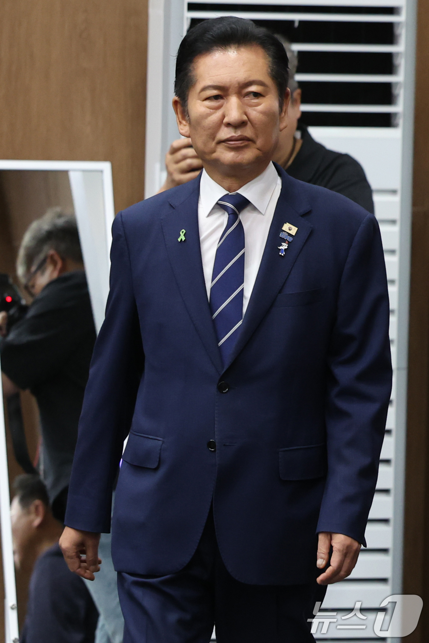 (서울=뉴스1) 황기선 기자 = 정청래 더불어민주딩 당대표 후보가 12일 오전 서울 여의도 국회 소통관에서 공약 발표를 위해 발걸음을 옮기고 있다.  2026.8.12/뉴스1