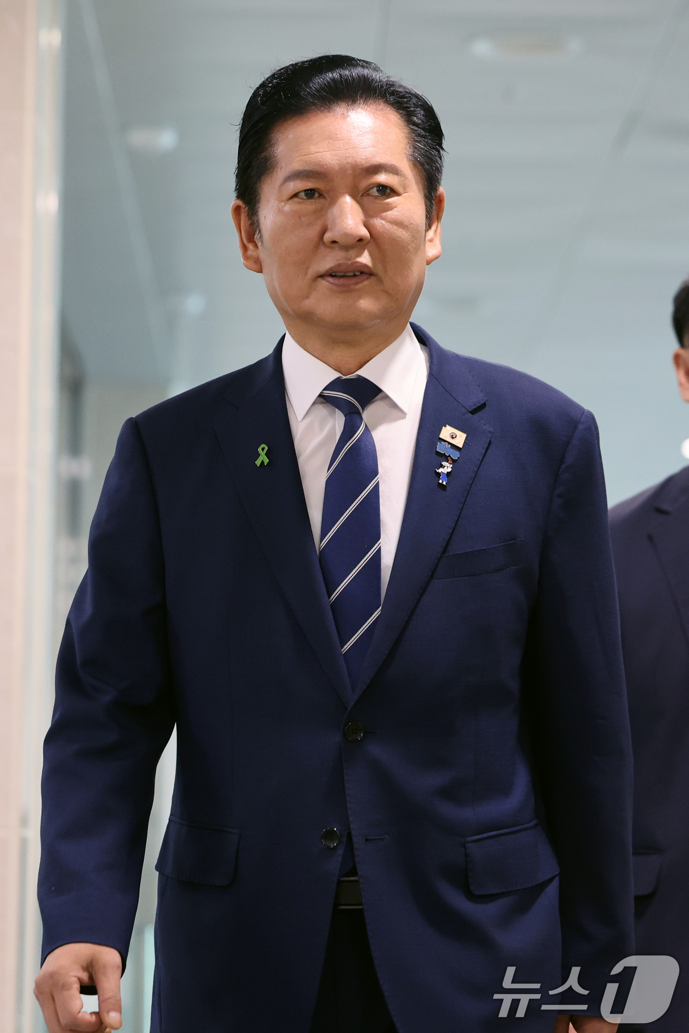 (서울=뉴스1) 황기선 기자 = 정청래 더불어민주딩 당대표 후보가 12일 오전 서울 여의도 국회 소통관에서 공약 발표를 위해 발걸음을 옮기고 있다.  2026.8.12/뉴스1