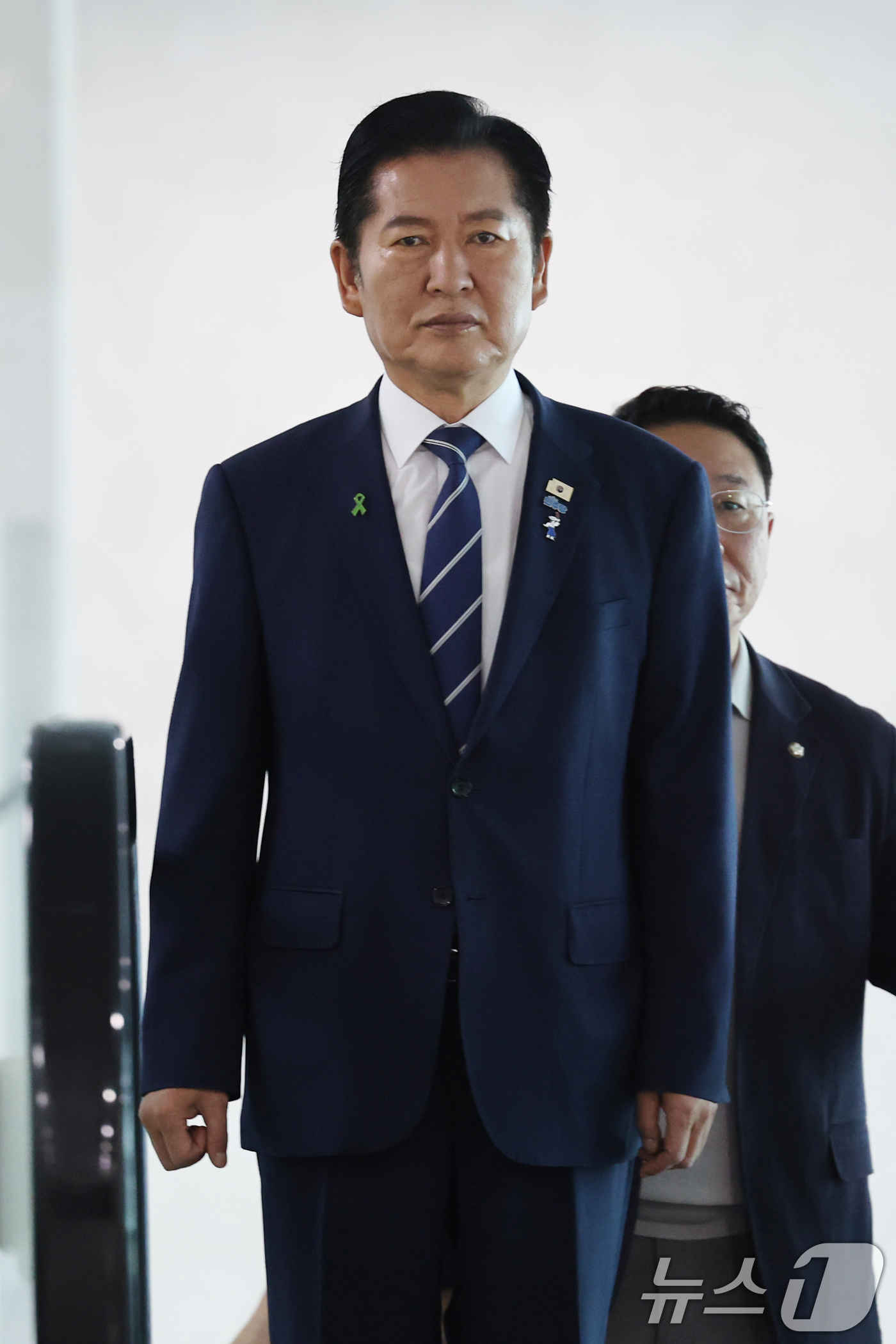 (서울=뉴스1) 황기선 기자 = 정청래 더불어민주딩 당대표 후보가 12일 오전 서울 여의도 국회 소통관에서 공약 발표를 위해 발걸음을 옮기고 있다.  2026.8.12/뉴스1