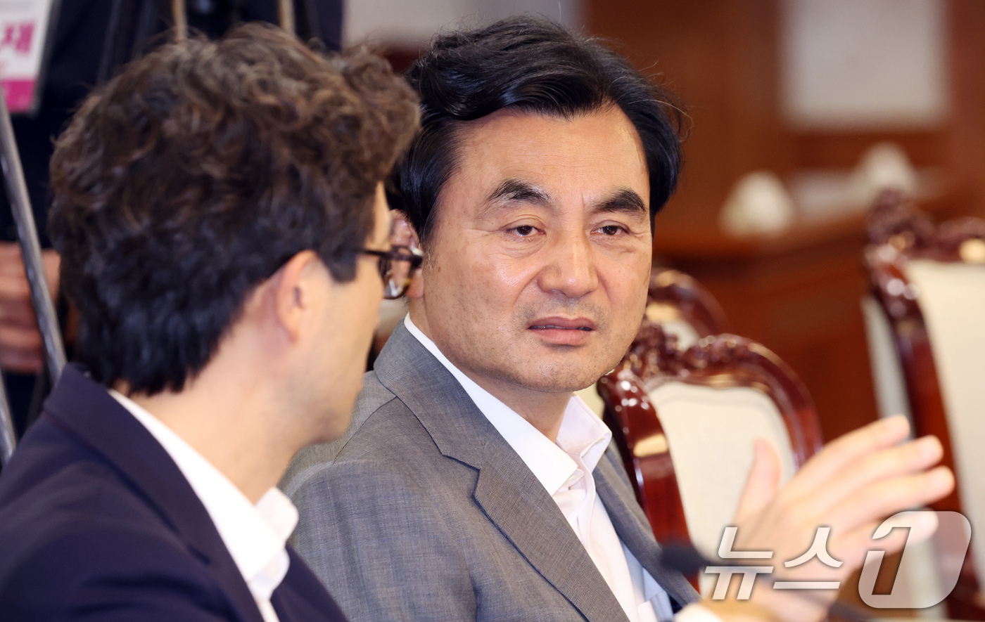 (서울=뉴스1) 김명섭 기자 = 안규백 국방부 장관과 김원장 국민소통단장이 12일 오전 서울 종로구 세종대로 정부서울청사에서 열린 대한민국 2045전략수립위원회 2차 회의에서 대화 …
