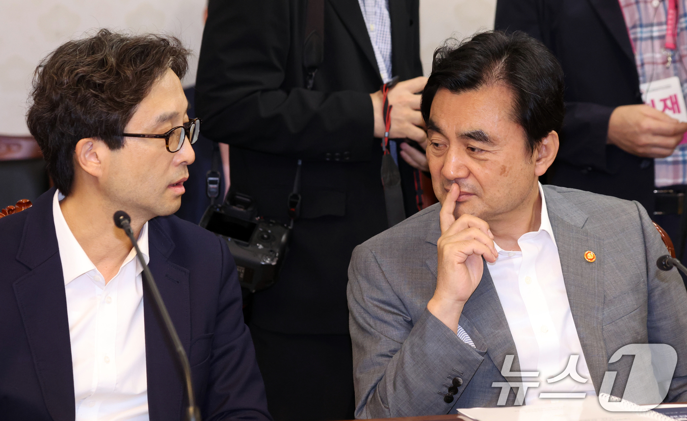 (서울=뉴스1) 김명섭 기자 = 안규백 국방부 장관과 김원장 국민소통단장이 12일 오전 서울 종로구 세종대로 정부서울청사에서 열린 대한민국 2045전략수립위원회 2차 회의에서 대화 …