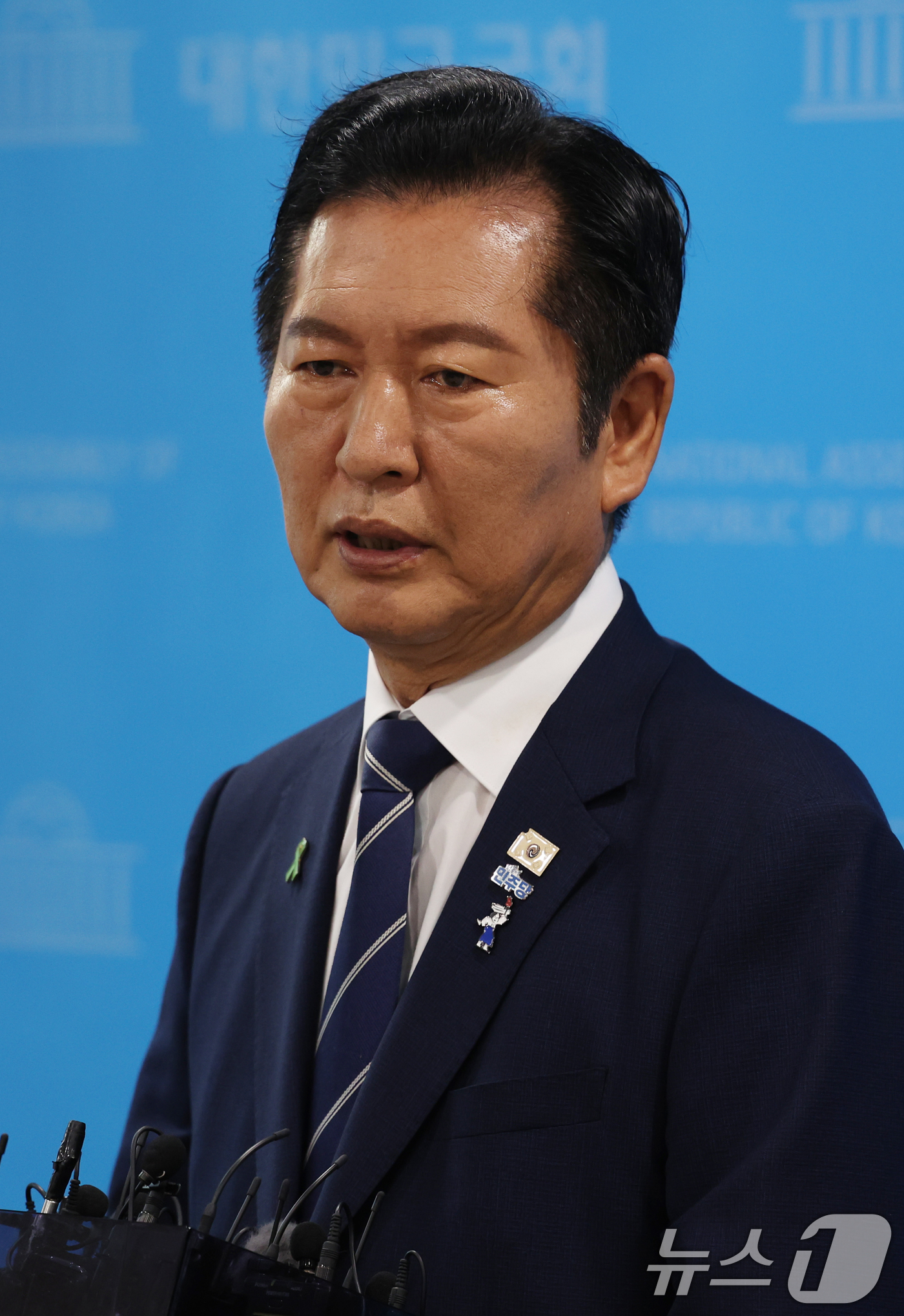 (서울=뉴스1) 황기선 기자 = 정청래 더불어민주딩 당대표 후보가 12일 오전 서울 여의도 국회 소통관에서 공약 발표를 마치고 취재진 질문에 답하고 있다.  2026.8.12/뉴스 …