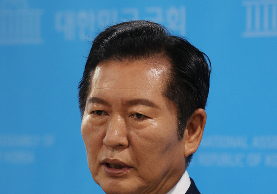 취재진 질문에 답하는 정청래 후보