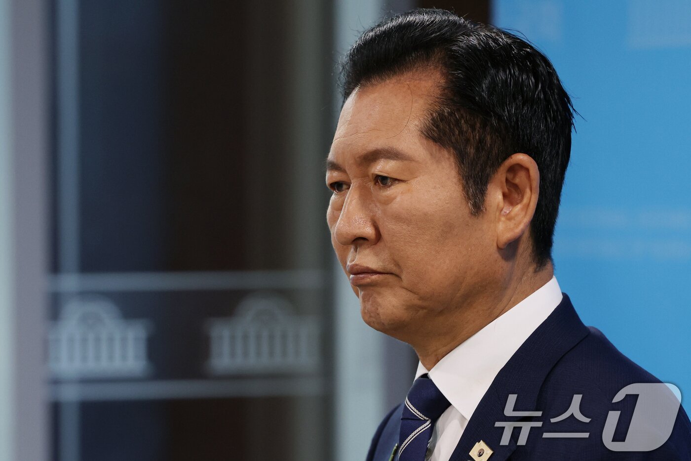 본문 이미지 - 정청래 더불어민주딩 당대표 후보가 12일 오전 서울 여의도 국회 소통관에서 공약을 발표를 마치고 취재진 질문을 경청하고 있다. 2026.8.12 ⓒ 뉴스1 황기선 기자