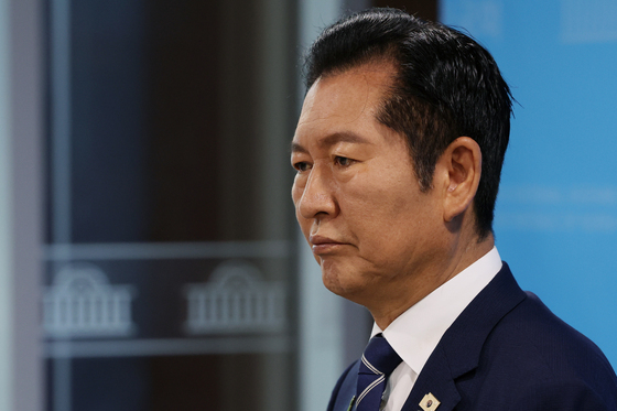 질문 경청하는 정청래 후보