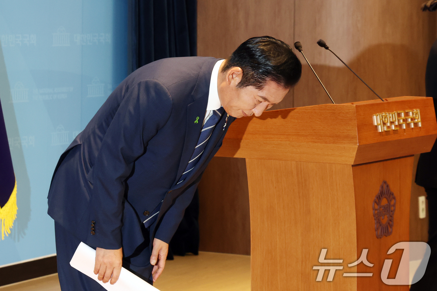 (서울=뉴스1) 황기선 기자 = 정청래 더불어민주딩 당대표 후보가 12일 오전 서울 여의도 국회 소통관에서 공약 발표를 마치고 인사하고 있다.  2026.8.12/뉴스1