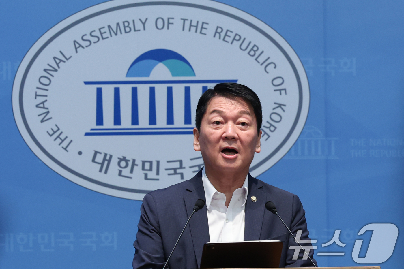 (서울=뉴스1) 황기선 기자 = 안철수 국민의힘 의원이 12일 오전 서울 여의도 국회 소통관에서 당 지도부와 조직강화특위에 쇄신안을 건의하고 있다. 2026.8.12/뉴스1