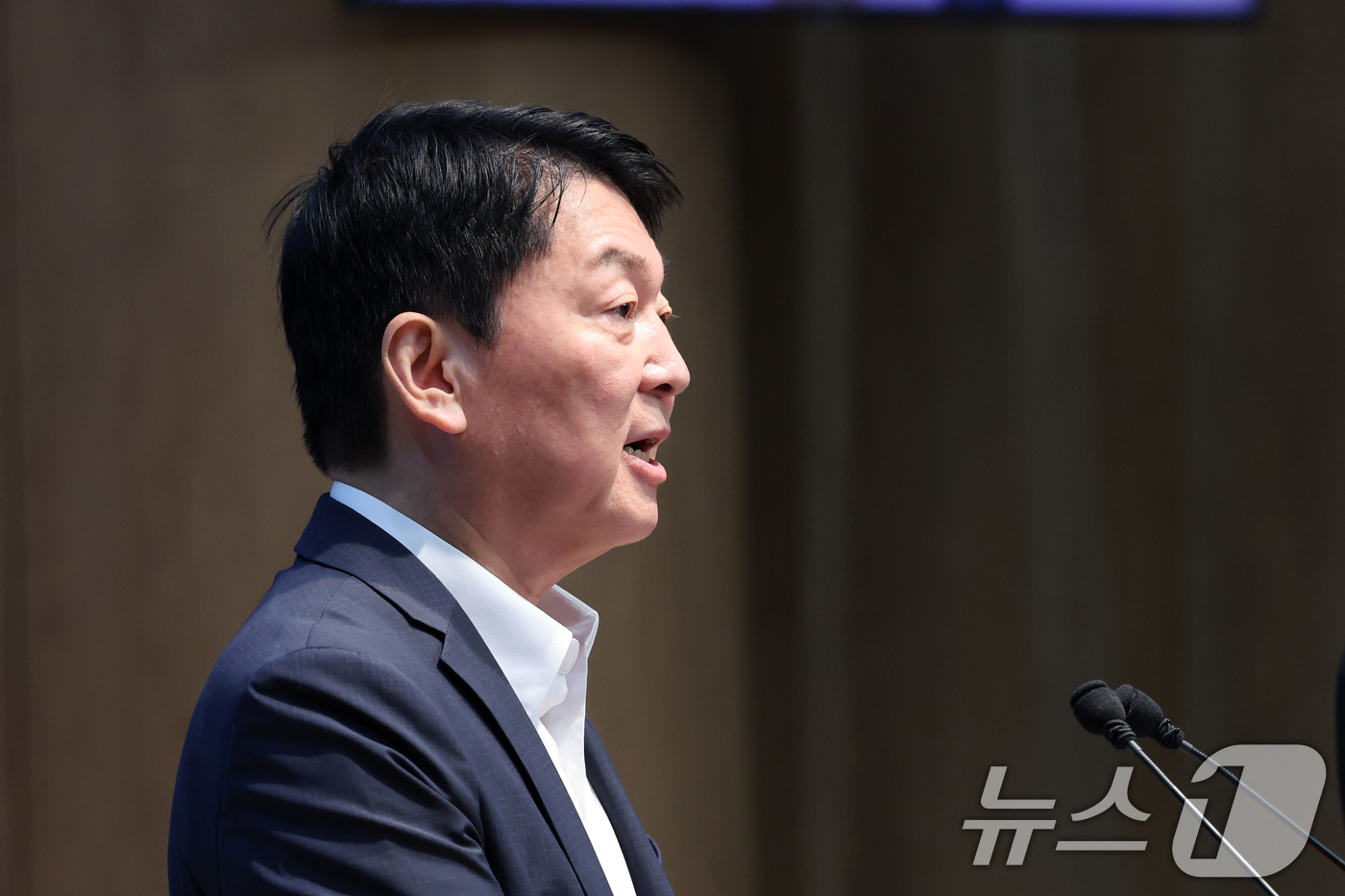 (서울=뉴스1) 황기선 기자 = 안철수 국민의힘 의원이 12일 오전 서울 여의도 국회 소통관에서 당 지도부와 조직강화특위에 쇄신안을 건의하고 있다. 2026.8.12/뉴스1