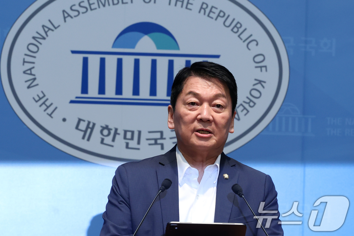 (서울=뉴스1) 황기선 기자 = 안철수 국민의힘 의원이 12일 오전 서울 여의도 국회 소통관에서 당 지도부와 조직강화특위에 쇄신안을 건의하고 있다. 2026.8.12/뉴스1