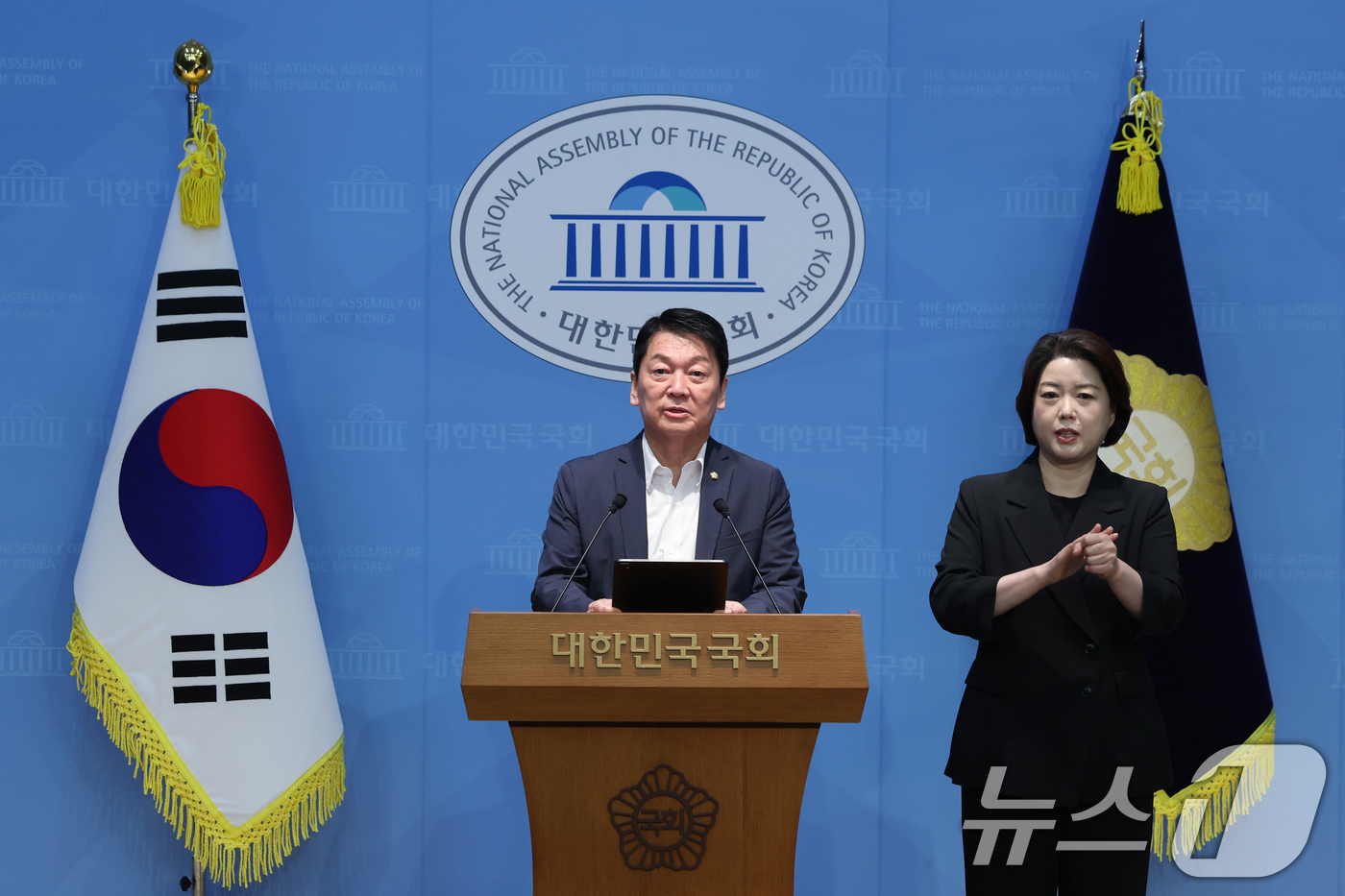 (서울=뉴스1) 황기선 기자 = 안철수 국민의힘 의원이 12일 오전 서울 여의도 국회 소통관에서 당 지도부와 조직강화특위에 쇄신안을 건의하고 있다. 2026.8.12/뉴스1