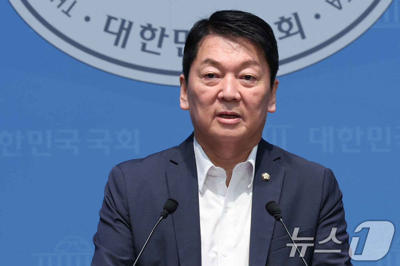(서울=뉴스1) 황기선 기자 = 안철수 국민의힘 의원이 12일 오전 서울 여의도 국회 소통관에서 당 지도부와 조직강화특위에 쇄신안을 건의하고 있다. 2026.8.12/뉴스1