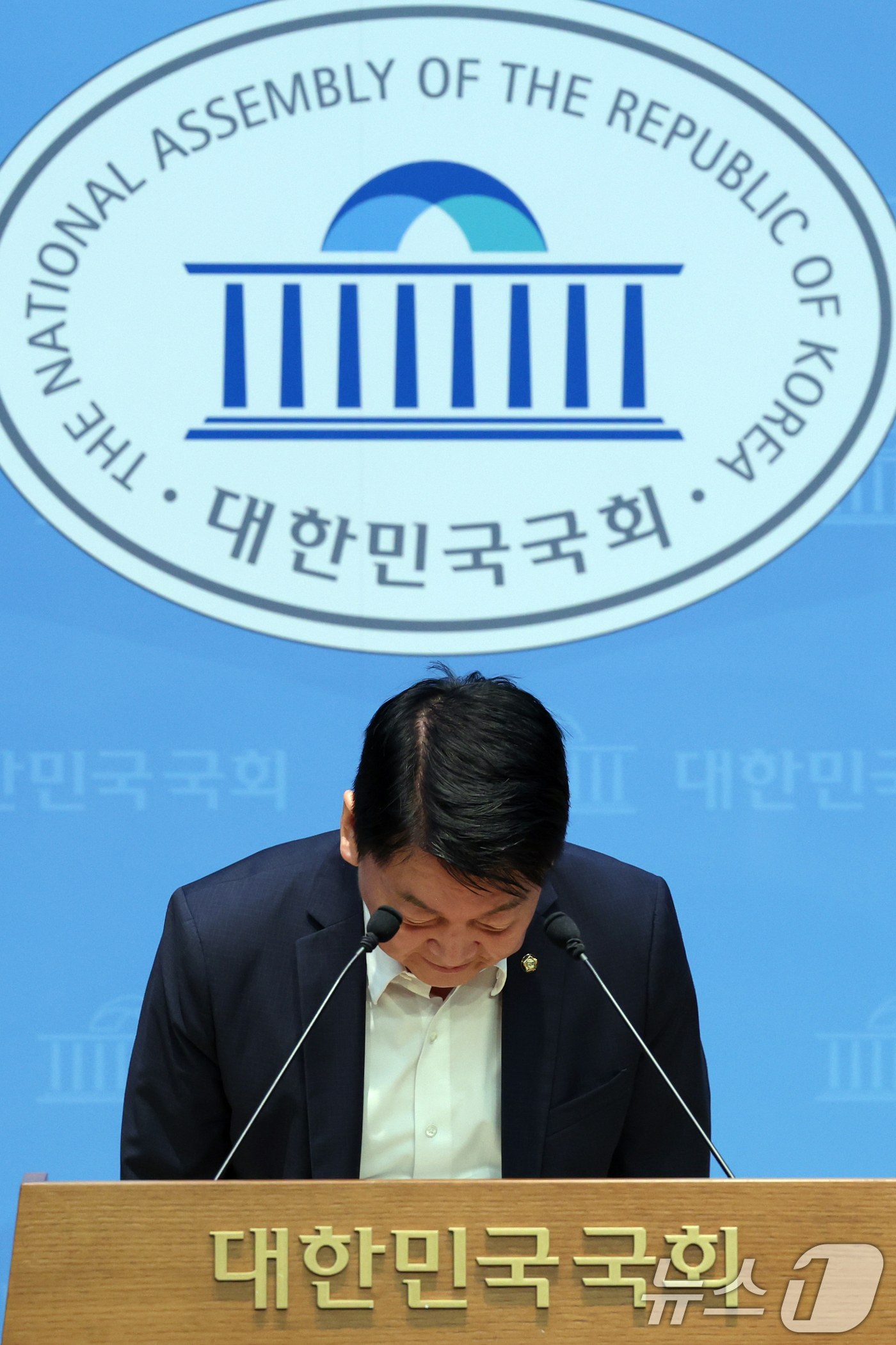 (서울=뉴스1) 황기선 기자 = 안철수 국민의힘 의원이 12일 오전 서울 여의도 국회 소통관에서 당 지도부와 조직강화특위에 쇄신안 건의에 앞서 고개 숙여 인사를 하고 있다.  20 …
