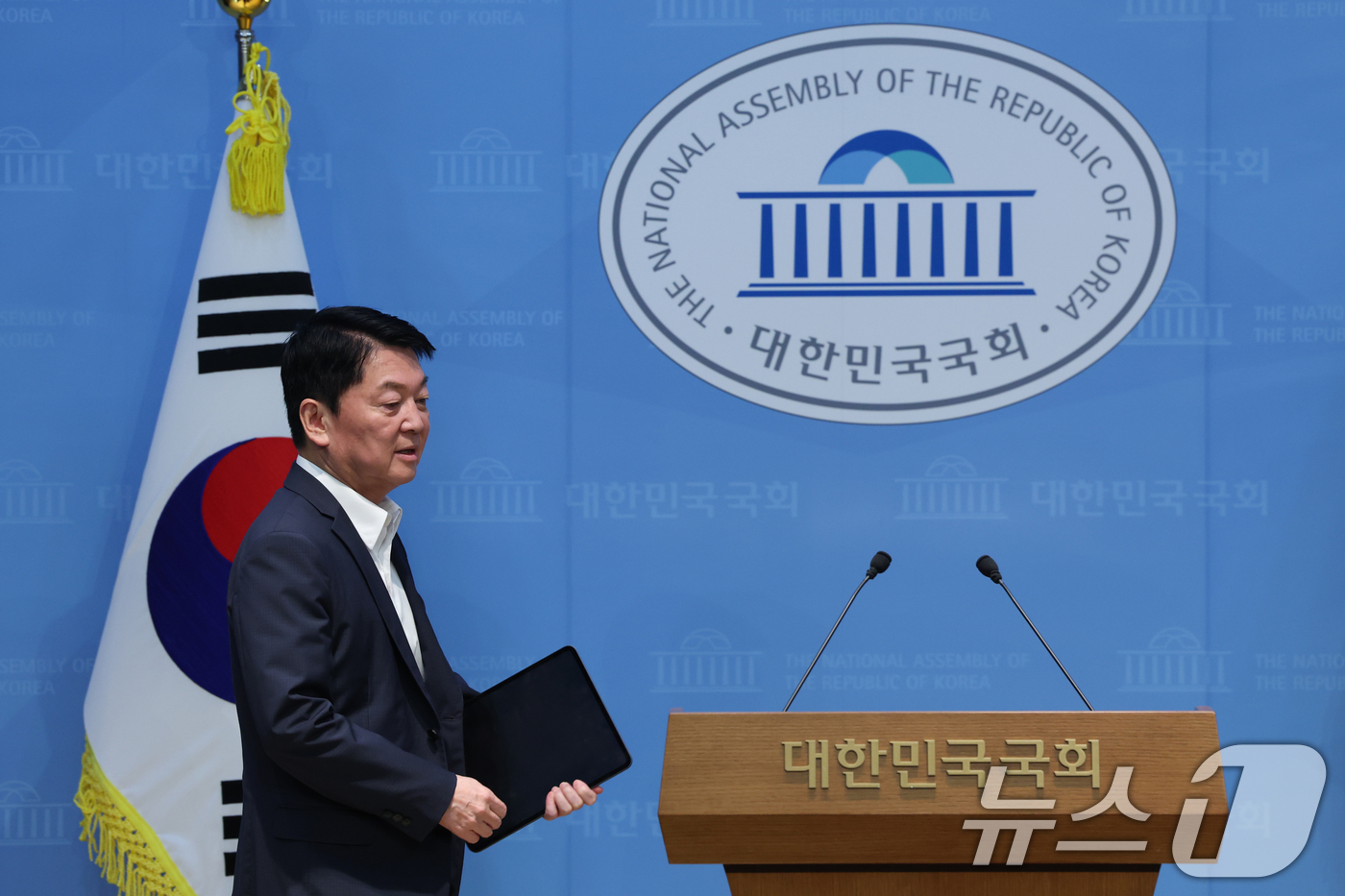 (서울=뉴스1) 황기선 기자 = 안철수 국민의힘 의원이 12일 오전 서울 여의도 국회 소통관에서 당 지도부와 조직강화특위에 쇄신안 건의를 위해 이동하고 있다.  2026.8.12/ …