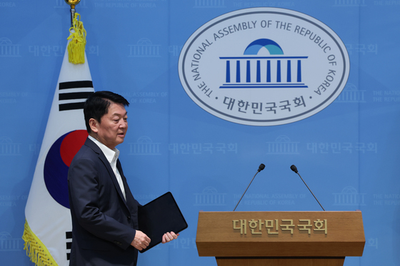 소통관 들어서는 안철수 의원