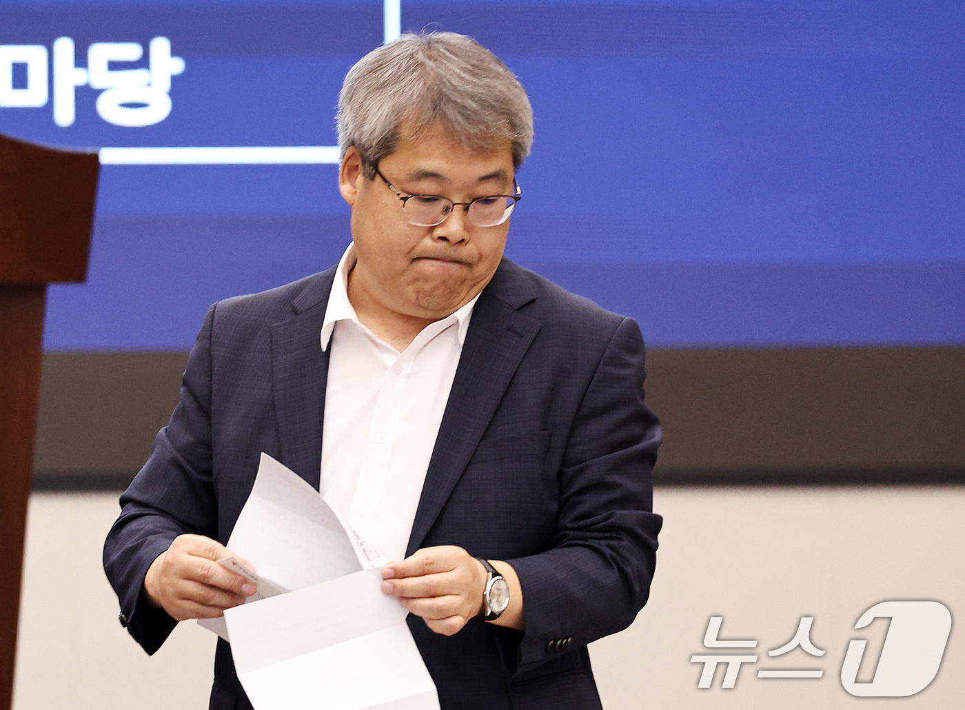 (서울=뉴스1) 구윤성 기자 = 홍석기 국가수사본부장이 12일 오전 서울 서대문구 경찰청에서 열린 불법사금융 전담수사관 전문화 교육에 앞서 인사말을 마치고 자리로 향하고 있다. 2 …
