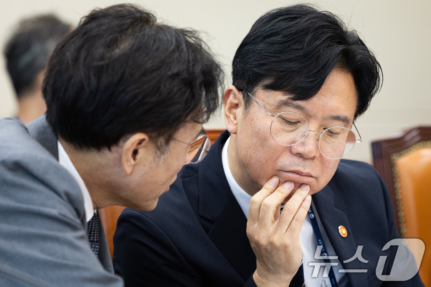 본문 이미지 - 김영훈 고용노동부 장관과 권창준 차관이 12일 서울 여의도 국회에서 열린 제438회 국회(임시회) 기후에너지환경노동위원회 제2차 전체회의에 출석해 대화하고 있다. 2026.8.12 ⓒ 뉴스1 유승관 기자