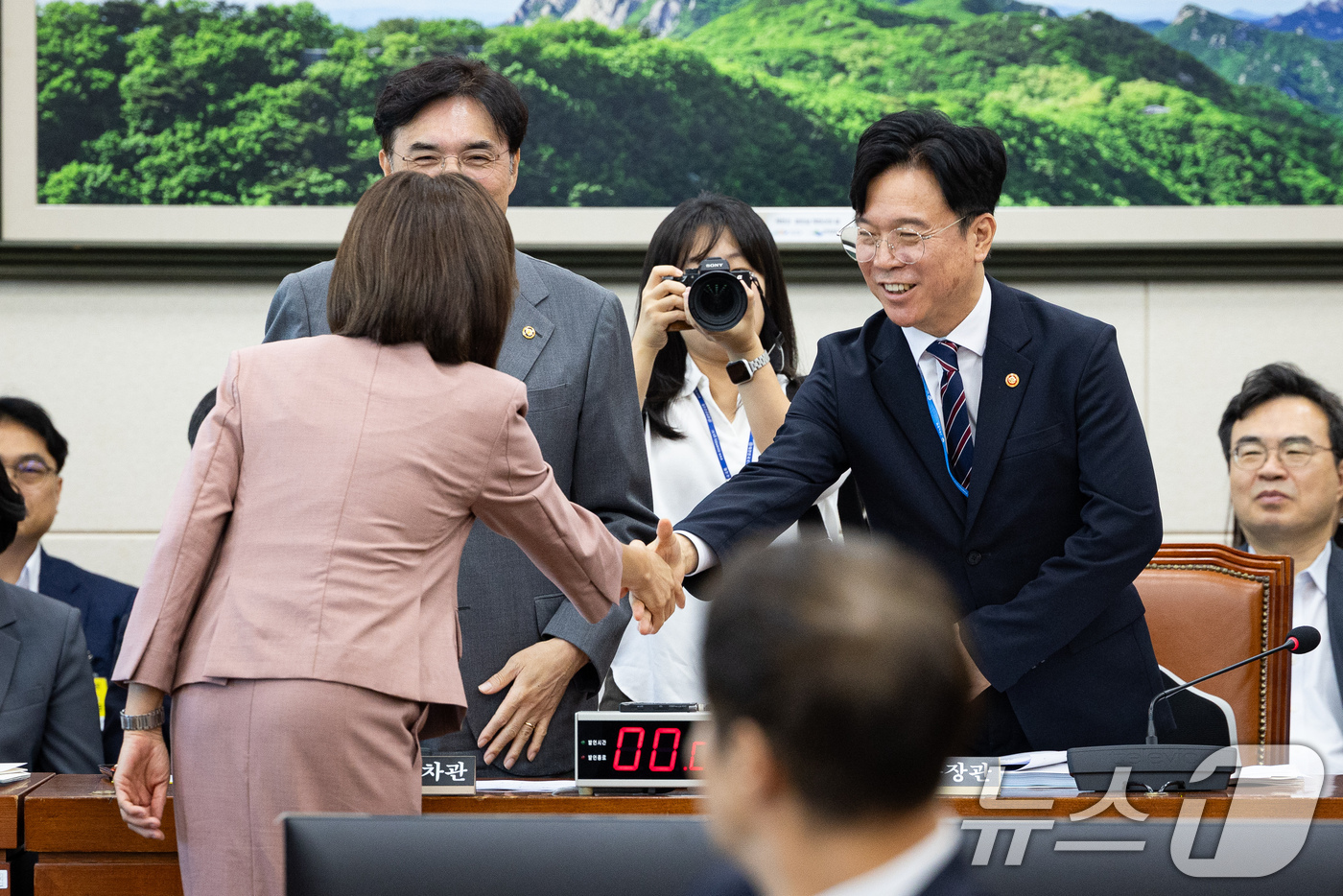 (서울=뉴스1) 유승관 기자 = 김영훈 고용노동부 장관이 12일 서울 여의도 국회에서 열린 제438회 국회(임시회) 기후에너지환경노동위원회 제2차 전체회의에 출석해 나경원 국민의힘 …
