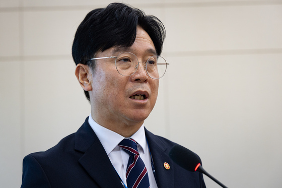 김영훈 장관 "노란봉투법 하위법령 검토"…주52시간 특례엔 선 그어