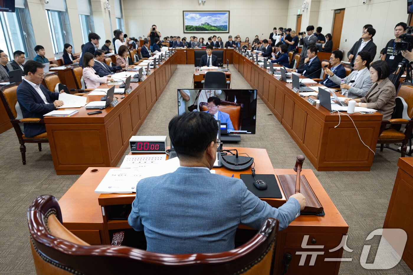 본문 이미지 - 김정호 국회 기후에너지환경노동위원장이 12일 서울 여의도 국회에서 열린 제438회 국회(임시회) 기후에너지환경노동위원회 제2차 전체회의에서 의사봉을 두드리고 있다. 2026.8.12 ⓒ 뉴스1 유승관 기자