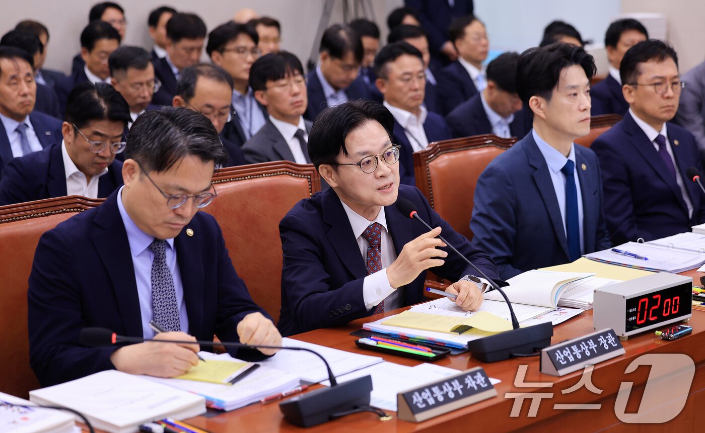 본문 이미지 - 김정관 산업통상부 장관이 12일 서울 여의도 국회에서 열린 산업통상자원중소벤처기업위원회 1차 전체회의에서 발언하고 있다. 2026.8.12 ⓒ 뉴스1 이호윤 기자