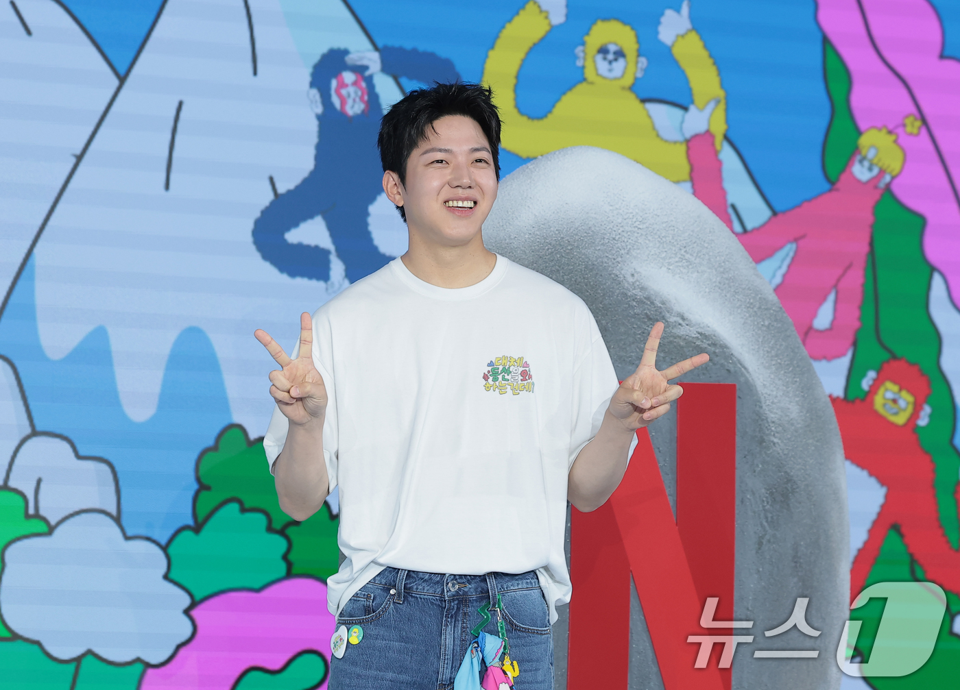 (서울=뉴스1) 권현진 기자 = 데이식스 도운이 12일 서울 마포구 호텔 나루 서울 엠갤러리에서 열린 넷플릭스 예능 '대체 등산을 왜 하는 건데?' 제작발표회에서 포즈를 취하고 있 …