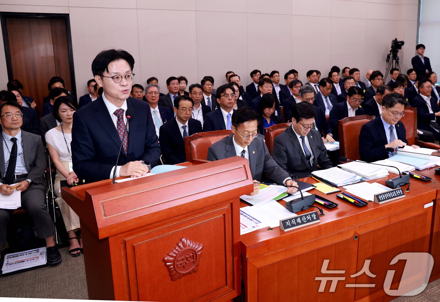 본문 이미지 - 김정관 산업통상부 장관이 12일 서울 여의도 국회에서 열린 산업통상자원중소벤처기업위원회 1차 전체회의에서 업무보고를 하고 있다. 2026.8.12 ⓒ 뉴스1 이호윤 기자