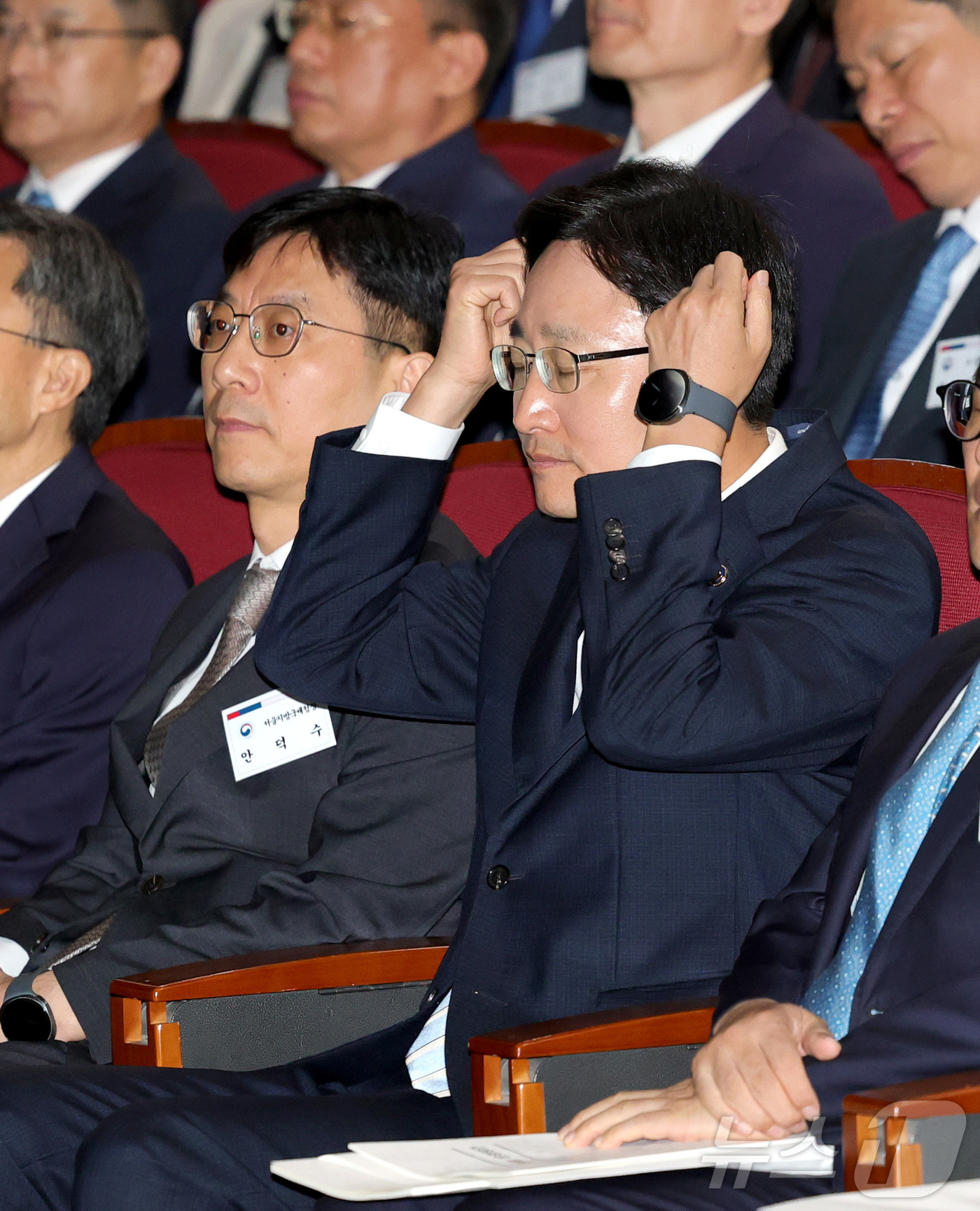 (세종=뉴스1) 김기남 기자 = 임광현 국세청장이 12일 세종시 정부세종청사에서 열린 2026년도 전국 세무관서장회의에 참석하여 머리 모양을 정돈하고 있다. 2026.8.12/뉴스 …