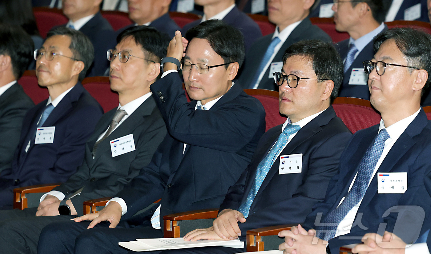 (세종=뉴스1) 김기남 기자 = 임광현 국세청장(가운데)이 12일 세종시 정부세종청사에서 열린 2026년도 전국 세무관서장회의에 참석하여 머리 모양을 정돈하고 있다. 2026.8. …