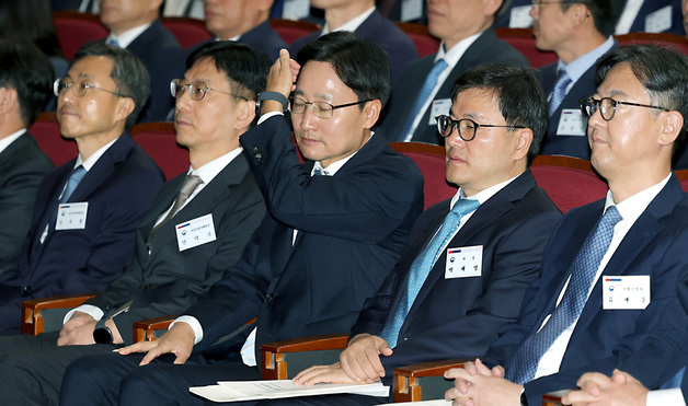 2026년 전국 세무관서장회의, 머리모양 정리하는 임광현 국세청장