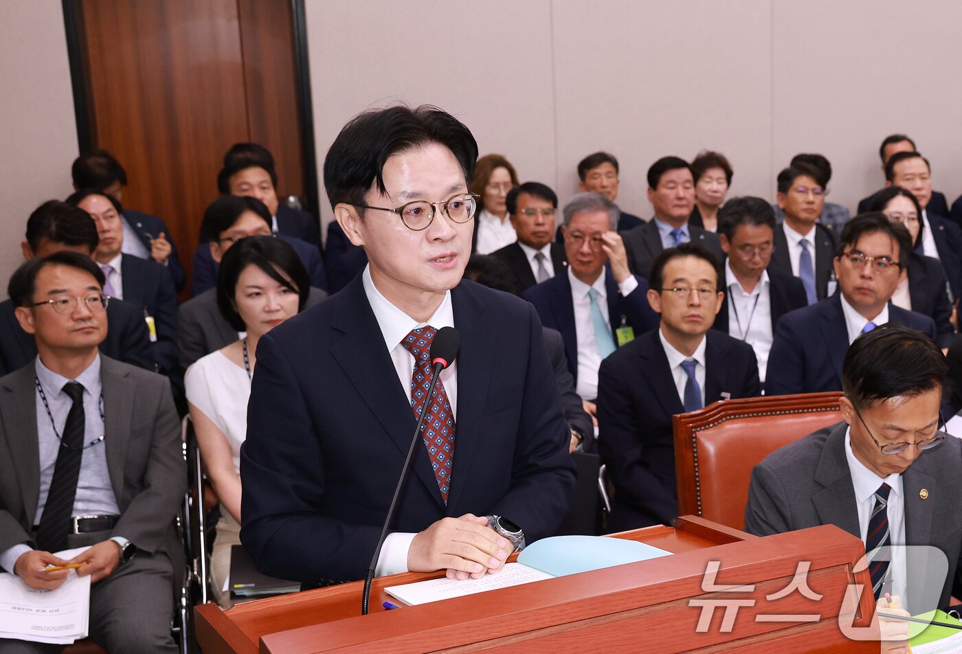 본문 이미지 - 김정관 산업통상부 장관이 12일 서울 여의도 국회에서 열린 산업통상자원중소벤처기업위원회 1차 전체회의에서 업무보고를 하고 있다. 2026.8.12 ⓒ 뉴스1 이호윤 기자