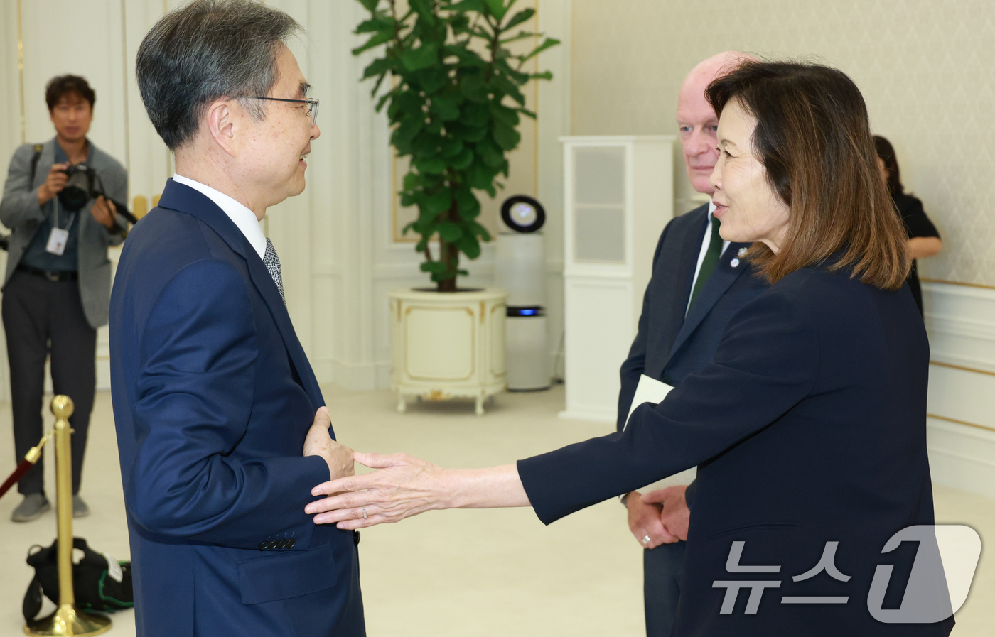 (서울=뉴스1) 이재명 기자 = 조현 외교부 장관과 미셸 스틸 주한미국대사가 12일 청와대에서 열린 주한대사 신임장 제정식에서 대화를 하고 있다. (청와대통신사진기자단) 2026. …
