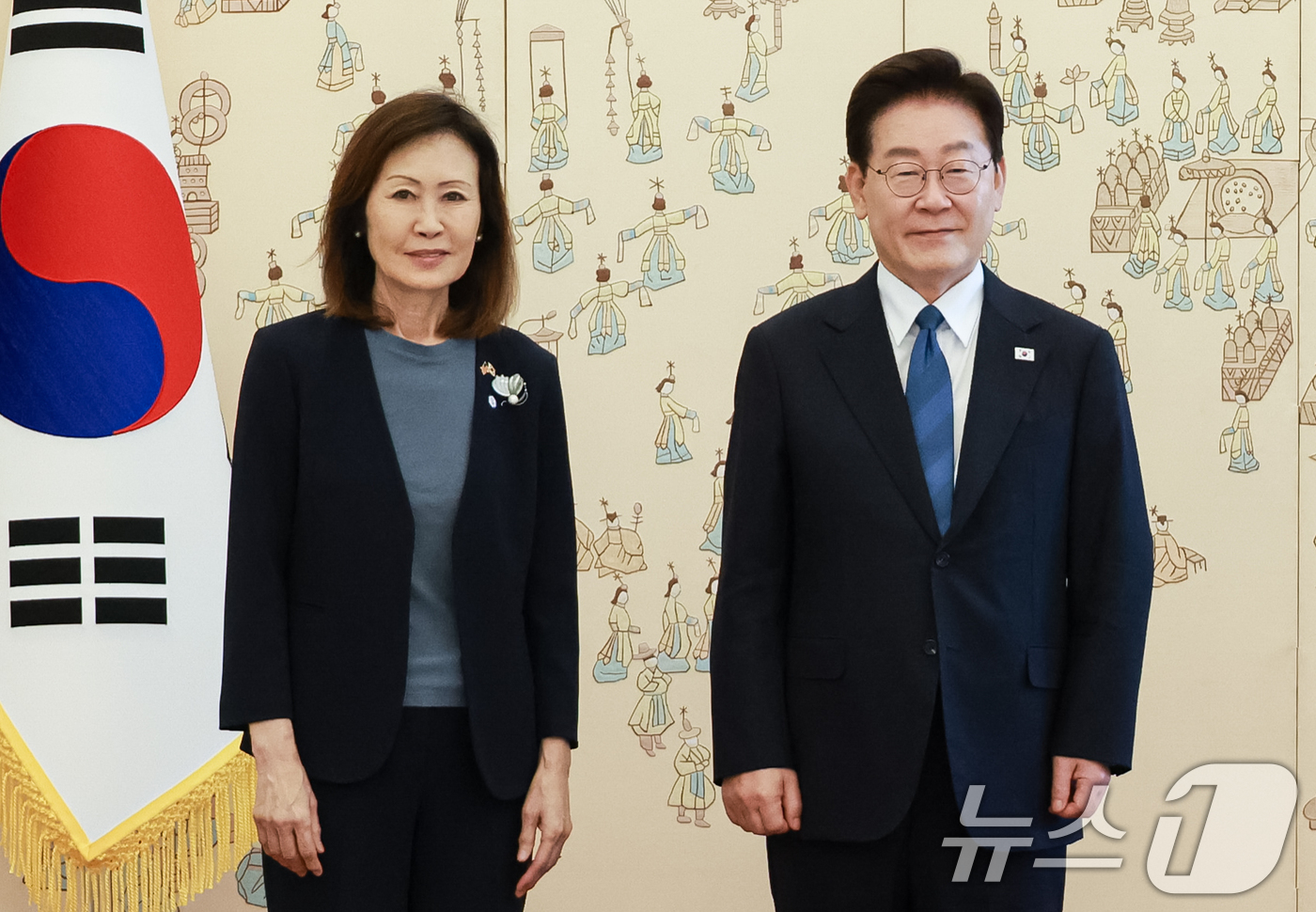 (서울=뉴스1) 이재명 기자 = 이재명 대통령이 12일 청와대에서 열린 주한대사 신임장 제정식에서 미셸 스틸 주한미국대사에게 신임장을 받은 후 기념촬영을 하고 있다. (청와대통신사 …