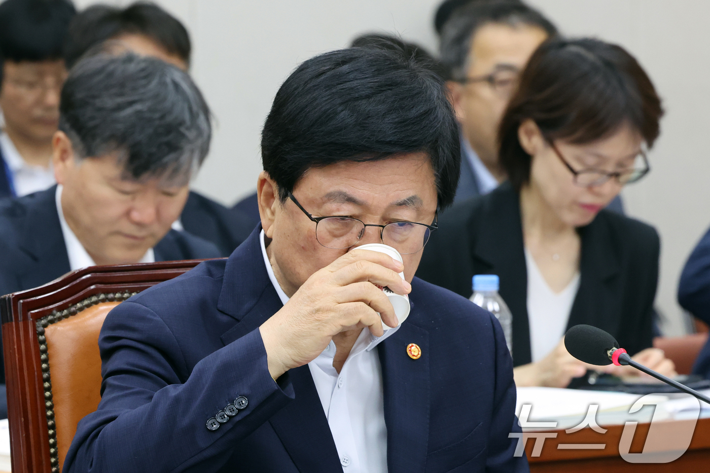 (서울=뉴스1) 황기선 기자 = 최교진 교육부 장관이 12일 오전 서울 여의도 국회에서 열린 교육위원회 전체회의에서 물을 마시고 있다.  2026.8.12/뉴스1