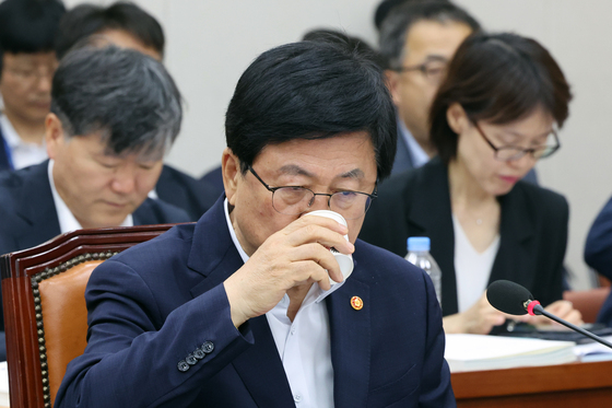 물 마시는 최교진 장관
