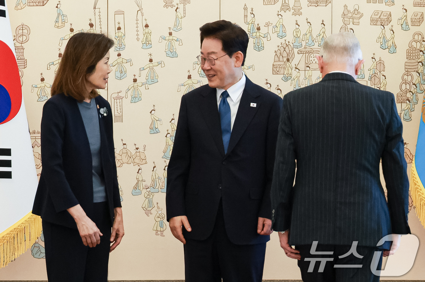 (서울=뉴스1) 이재명 기자 = 이재명 대통령이 12일 청와대에서 열린 주한대사 신임장 제정식에서 미셸 스틸 주한미국대사에게 신임장을 받은 후 대화를 하고 있다. (청와대통신사진기 …