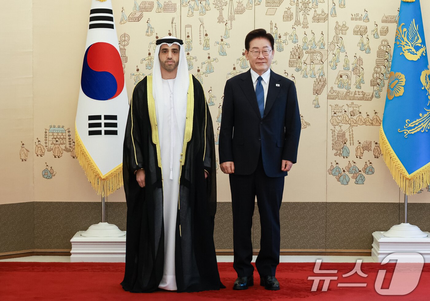본문 이미지 - 이재명 대통령이 12일 청와대에서 열린 주한대사 신임장 제정식에서 자말 알 수와이디 주한아랍에미리트대사에게 신임장을 받은 후 기념촬영을 하고 있다. (청와대통신사진기자단) 2026.8.12 ⓒ 뉴스1 이재명 기자