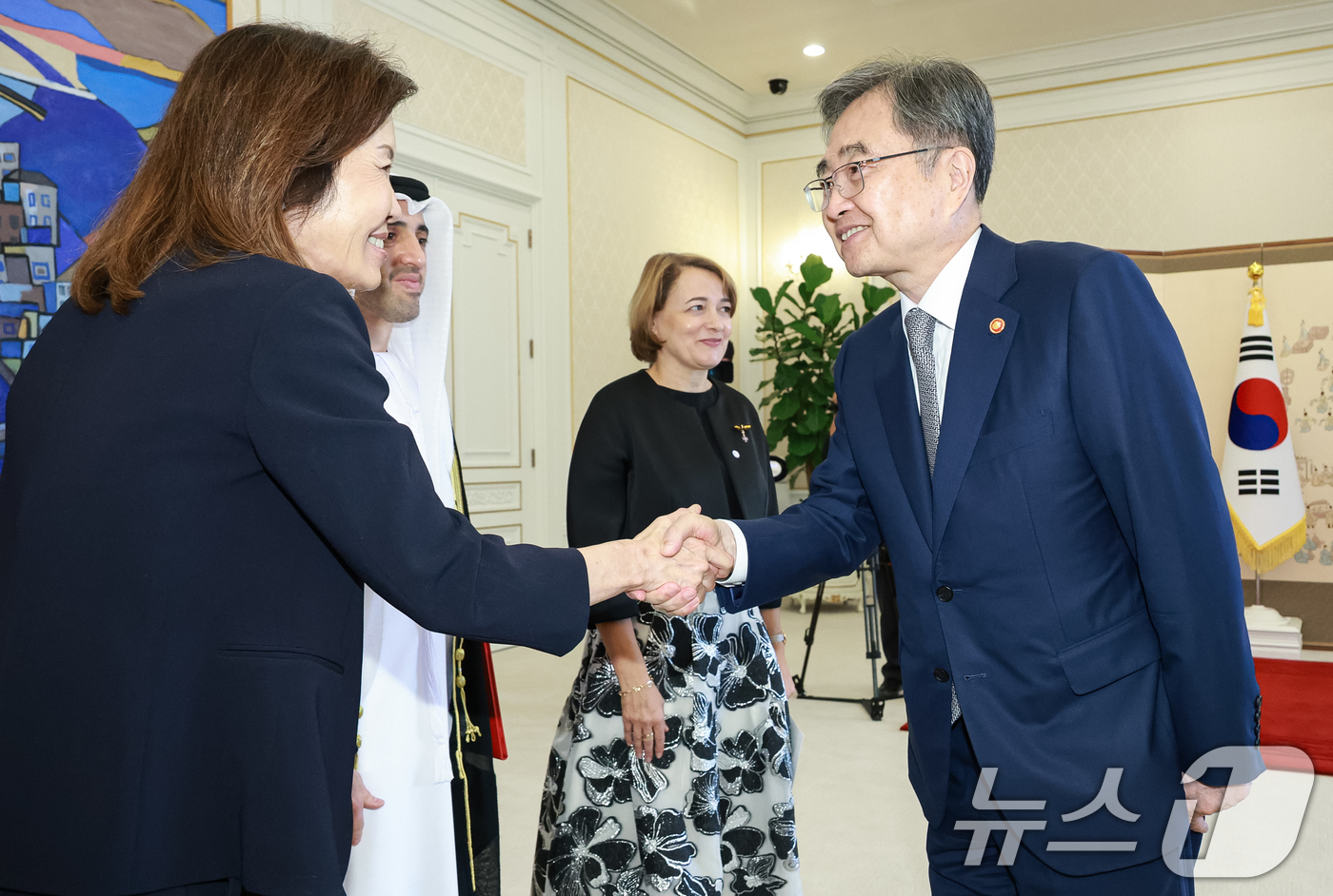 (서울=뉴스1) 이재명 기자 = 조현 외교부 장관과 미셸 스틸 주한미국대사가 12일 청와대에서 열린 주한대사 신임장 제정식에서 인사를 하고 있다. (청와대통신사진기자단) 2026. …