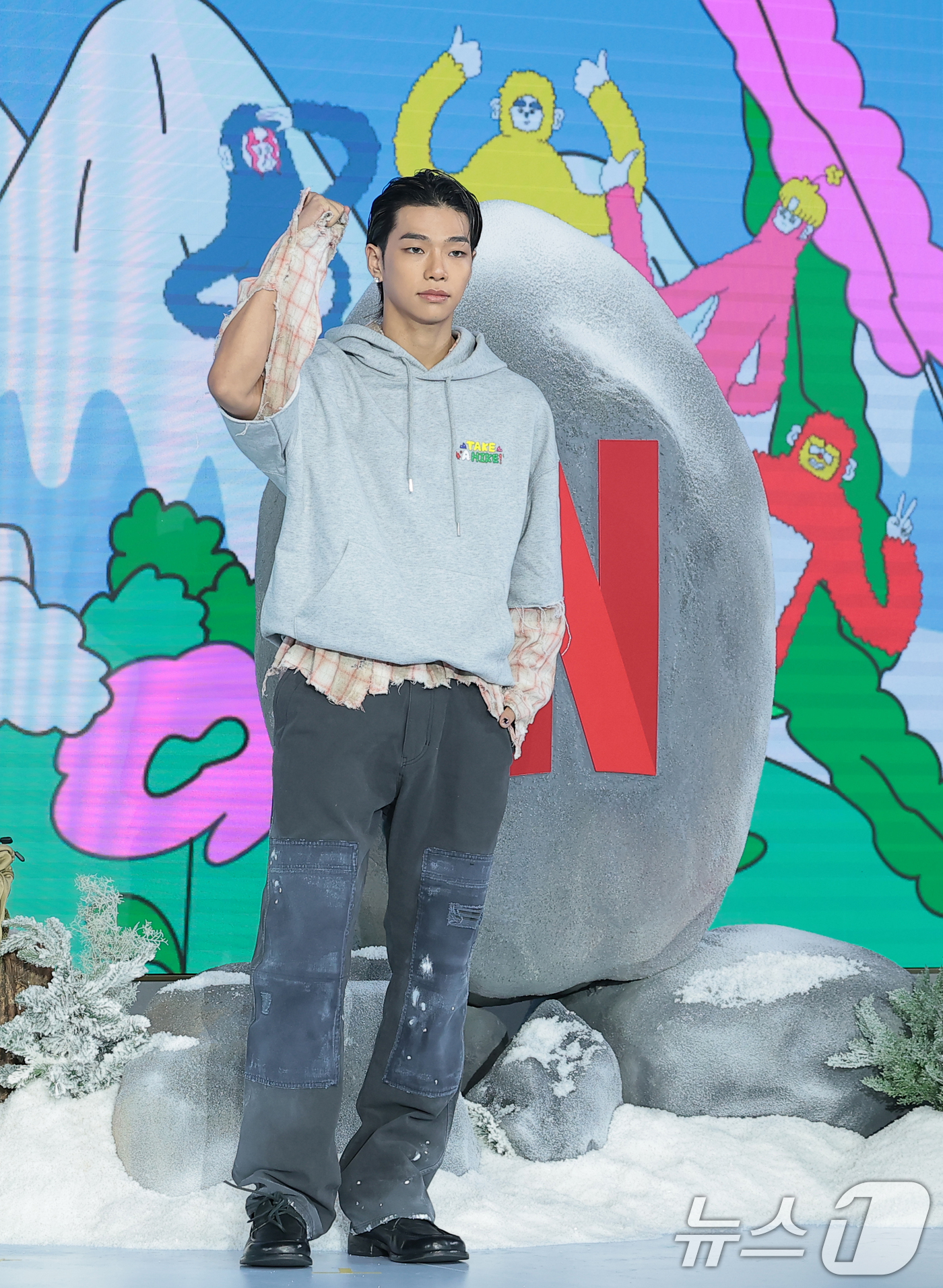 (서울=뉴스1) 권현진 기자 = 가수 타잔이 12일 서울 마포구 호텔 나루 서울 엠갤러리에서 열린 넷플릭스 예능 '대체 등산을 왜 하는 건데?' 제작발표회에서 포즈를 취하고 있다. …
