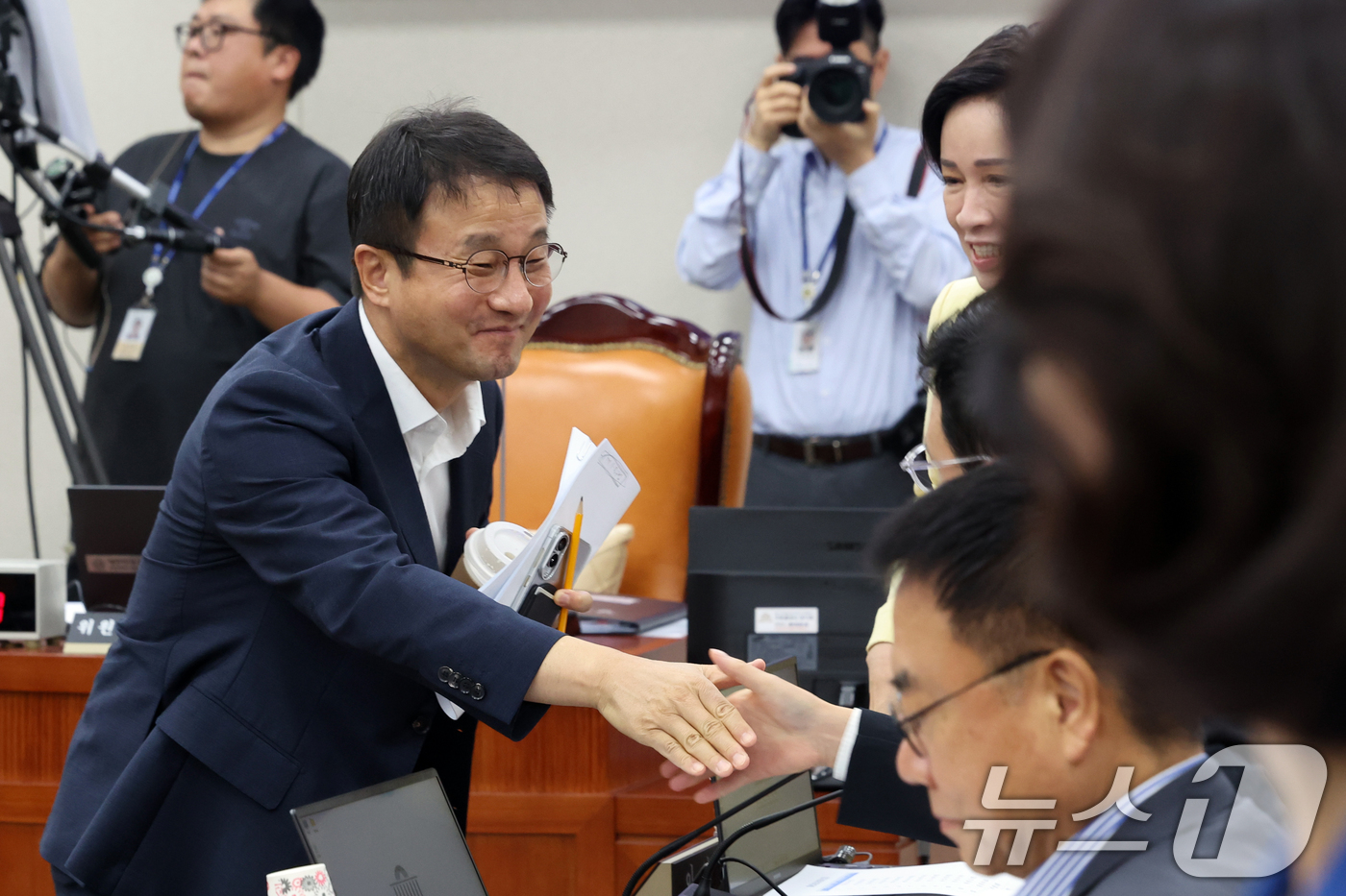 (서울=뉴스1) 황기선 기자 = 한병도 더불어민주당 당대표 직무대행 겸 원내대표가 12일 오전 서울 여의도 국회에서 열린 교육위원회 전체회의에서 야당 의원들과 인사를 나누고 있다. …