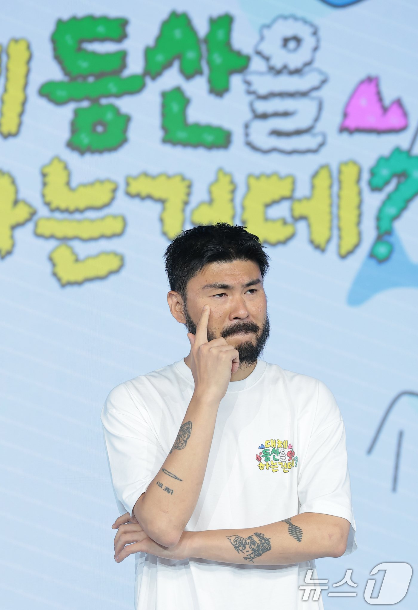 (서울=뉴스1) 권현진 기자 = 가수 카더가든이 12일 서울 마포구 호텔 나루 서울 엠갤러리에서 열린 넷플릭스 예능 '대체 등산을 왜 하는 건데?' 제작발표회에서 포즈를 취하고 있 …