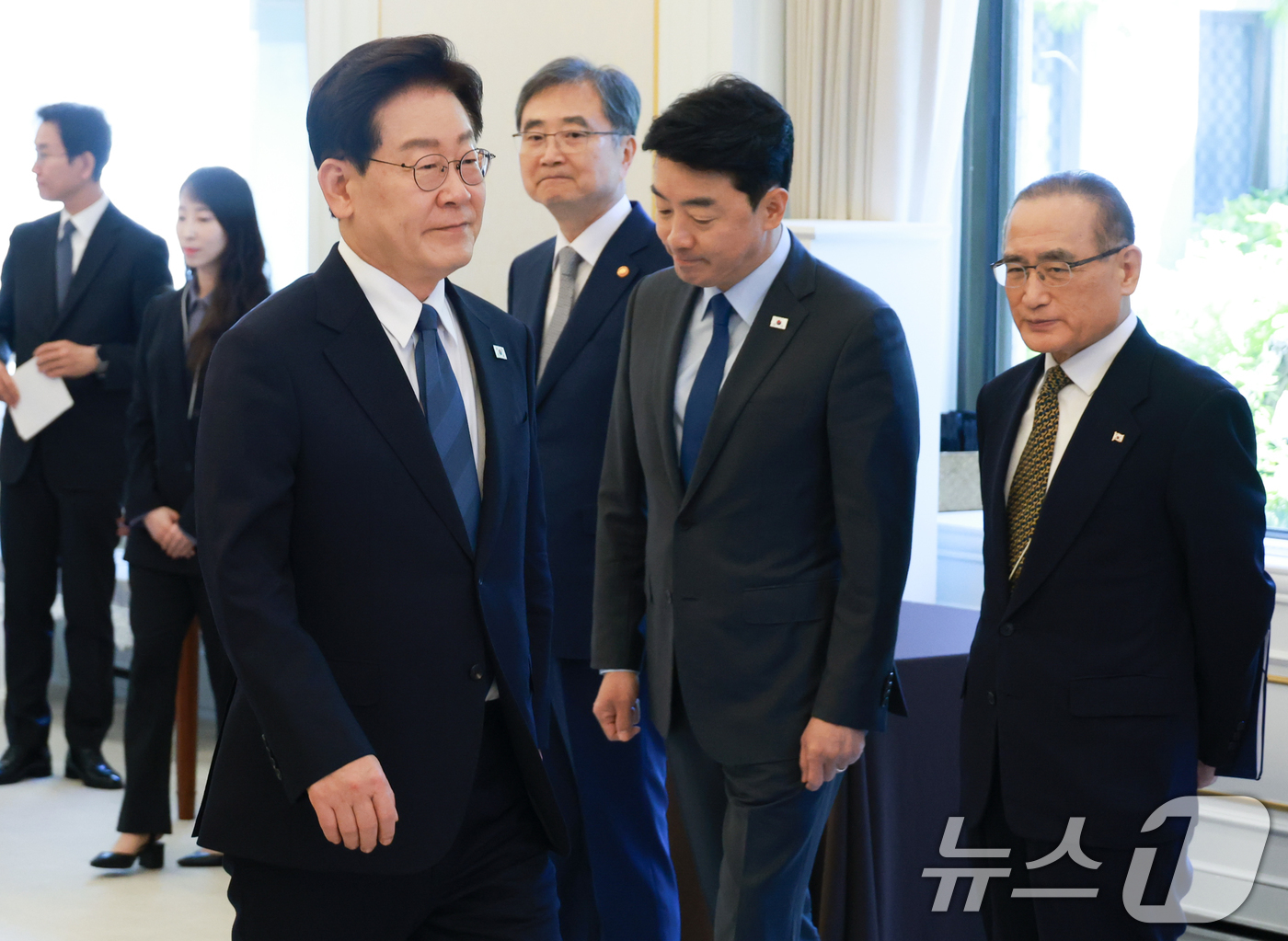 (서울=뉴스1) 이재명 기자 = 이재명 대통령이 12일 청와대에서 열린 주한대사 신임장 제정식을 마친 후 환담장으로 향하고 있다. (청와대통신사진기자단) 2026.8.12/뉴스1