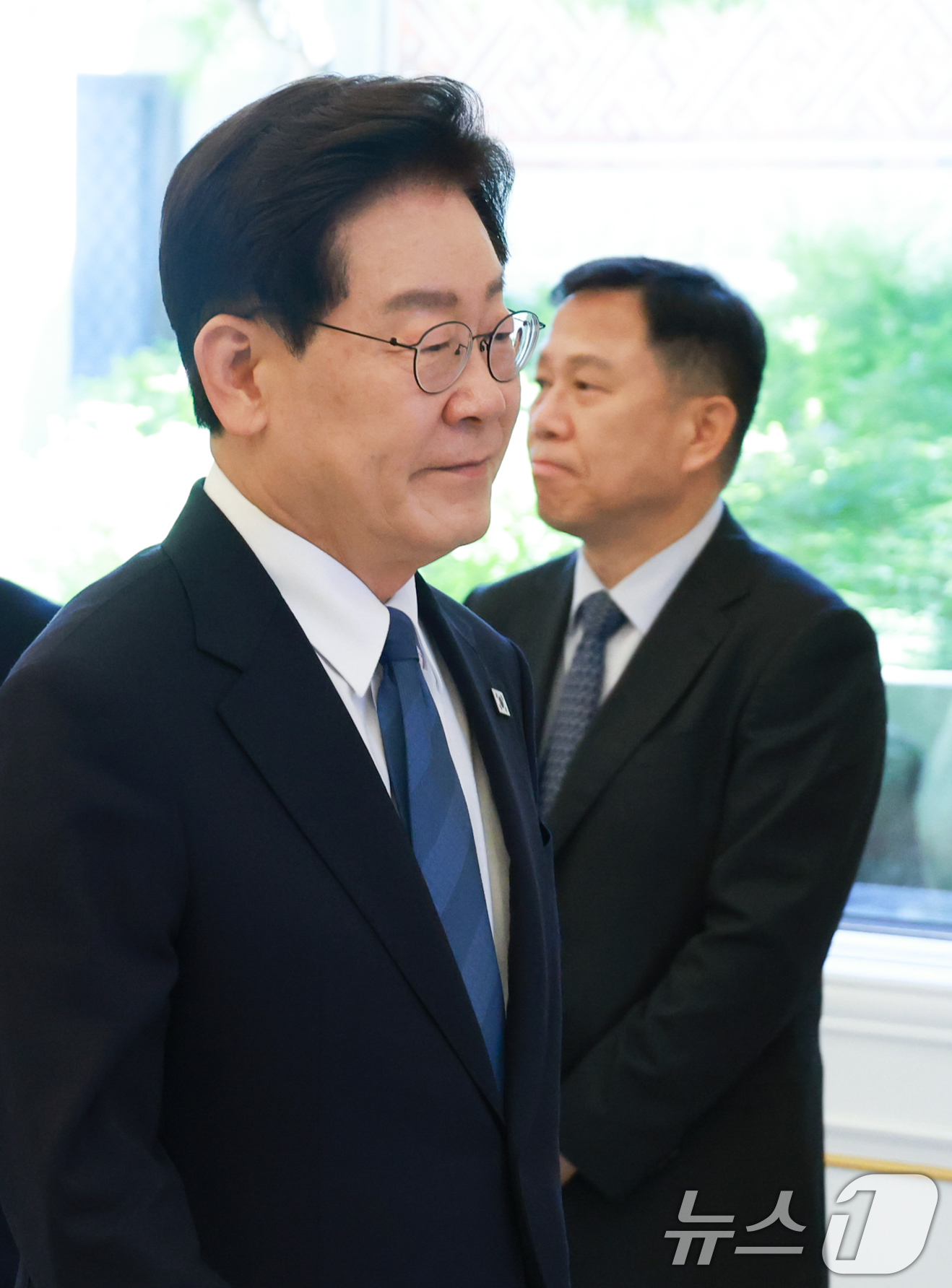(서울=뉴스1) 이재명 기자 = 이재명 대통령이 12일 청와대에서 열린 주한대사 신임장 제정식을 마친 후 환담장으로 향하고 있다. (청와대통신사진기자단) 2026.8.12/뉴스1