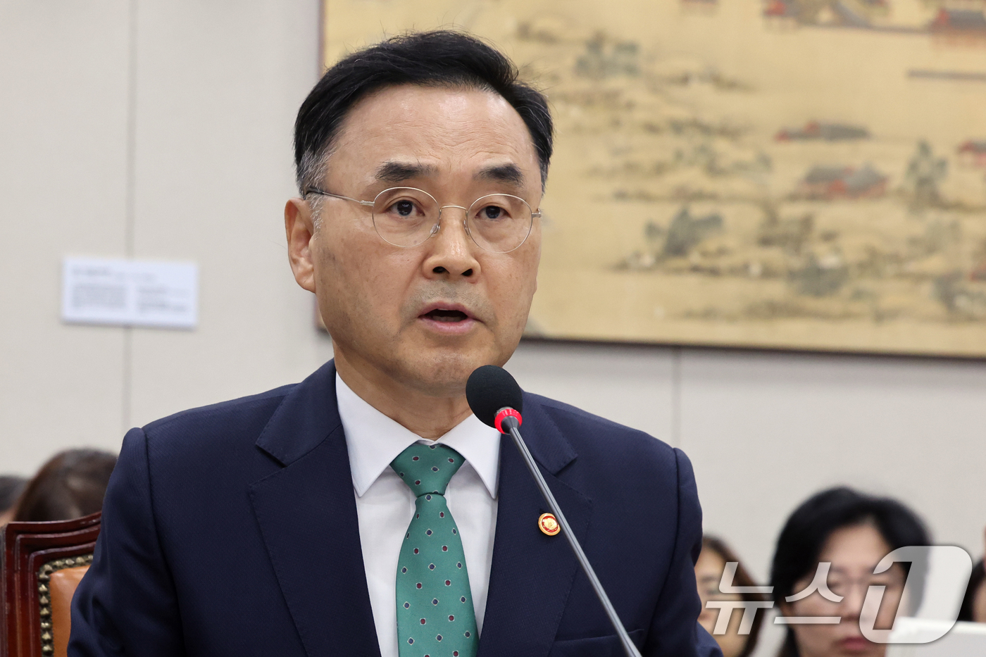 (서울=뉴스1) 황기선 기자 = 차정인 국가교육위원회 위원장이 12일 오전 서울 여의도 국회에서 열린 교육위원회 전체회의에서 의원질의에 답하고 있다.  2026.8.12/뉴스1