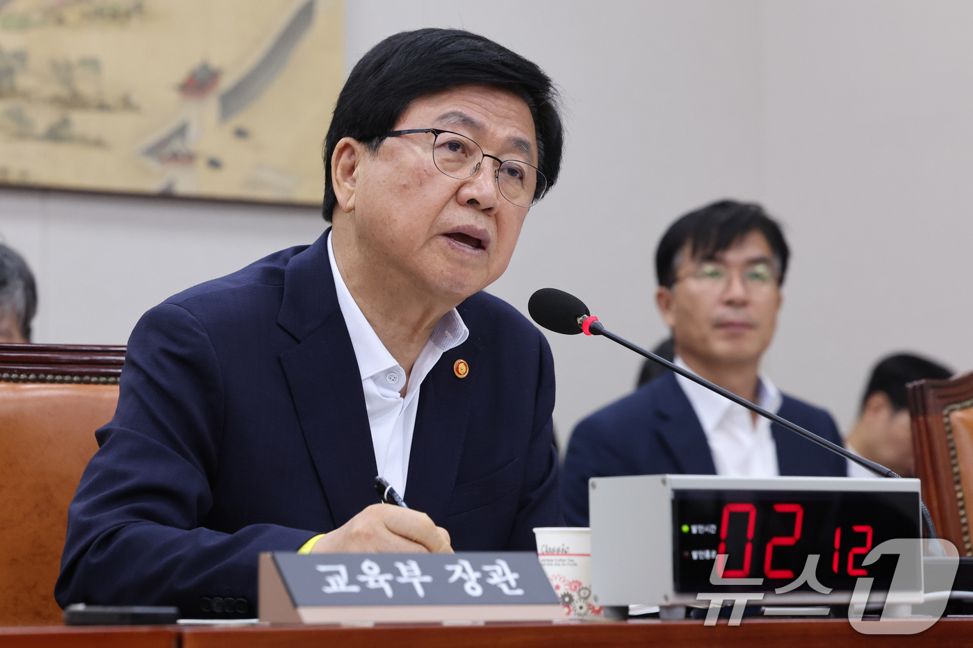 (서울=뉴스1) 황기선 기자 = 최교진 교육부 장관이 12일 오전 서울 여의도 국회에서 열린 교육위원회 전체회의에서 의원질의에 답하고 있다.  2026.8.12/뉴스1