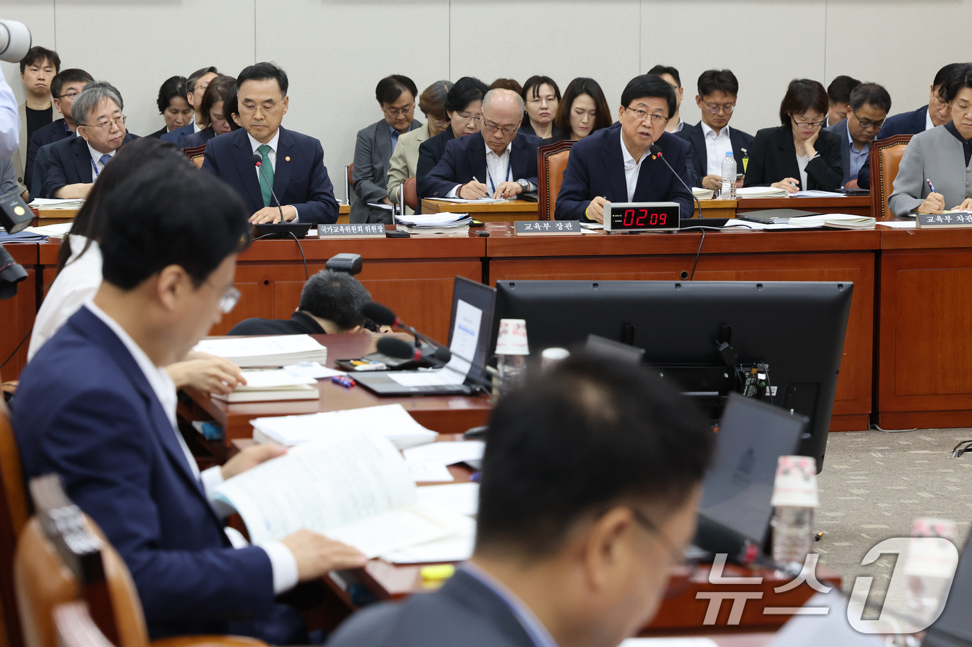 (서울=뉴스1) 황기선 기자 = 최교진 교육부 장관이 12일 오전 서울 여의도 국회에서 열린 교육위원회 전체회의에서 의원 질의에 답하고 있다.  2026.8.12/뉴스1