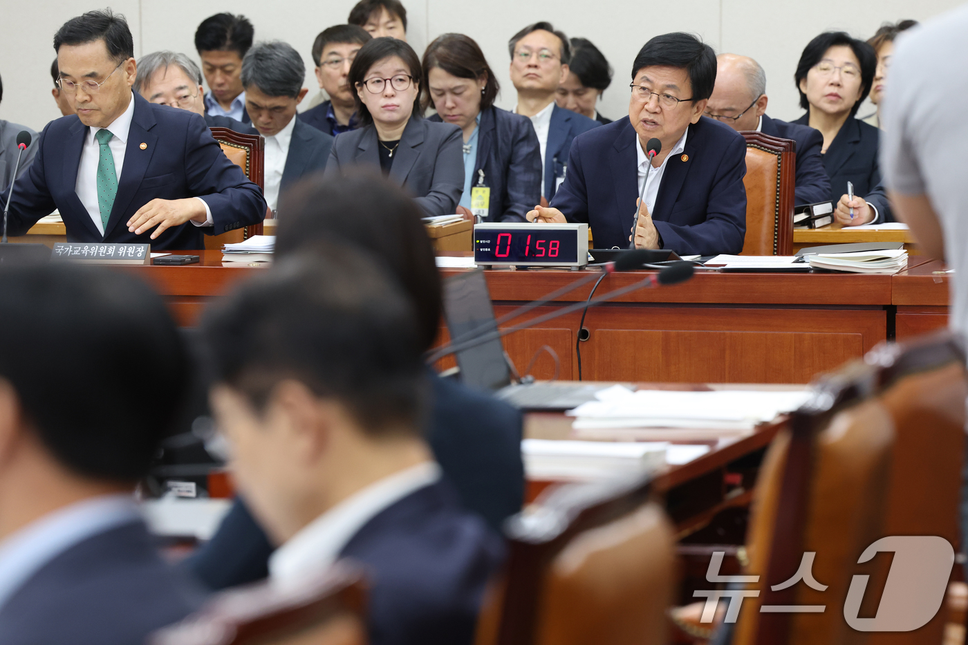 (서울=뉴스1) 황기선 기자 = 최교진 교육부 장관이 12일 오전 서울 여의도 국회에서 열린 교육위원회 전체회의에서 의원 질의에 답하고 있다.  2026.8.12/뉴스1