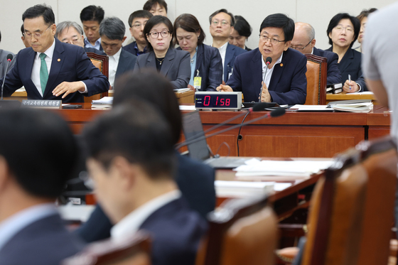 답변하는 최교진 교육부 장관
