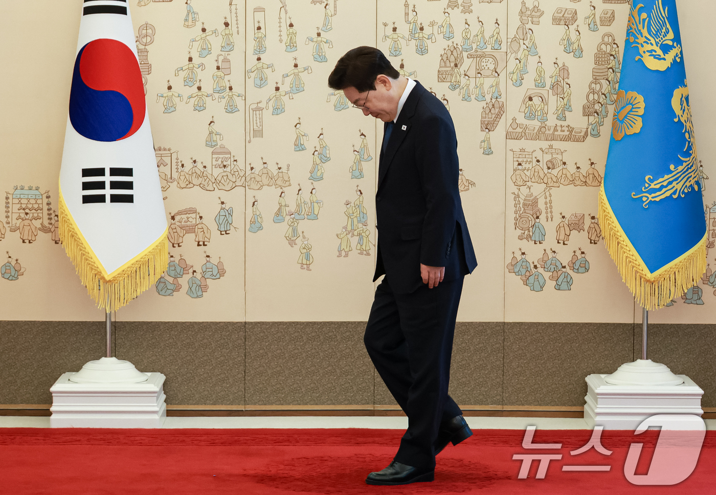(서울=뉴스1) 이재명 기자 = 이재명 대통령이 12일 청와대에서 열린 주한대사 신임장 제정식에 입장하고 있다. (청와대통신사진기자단) 2026.8.12/뉴스1