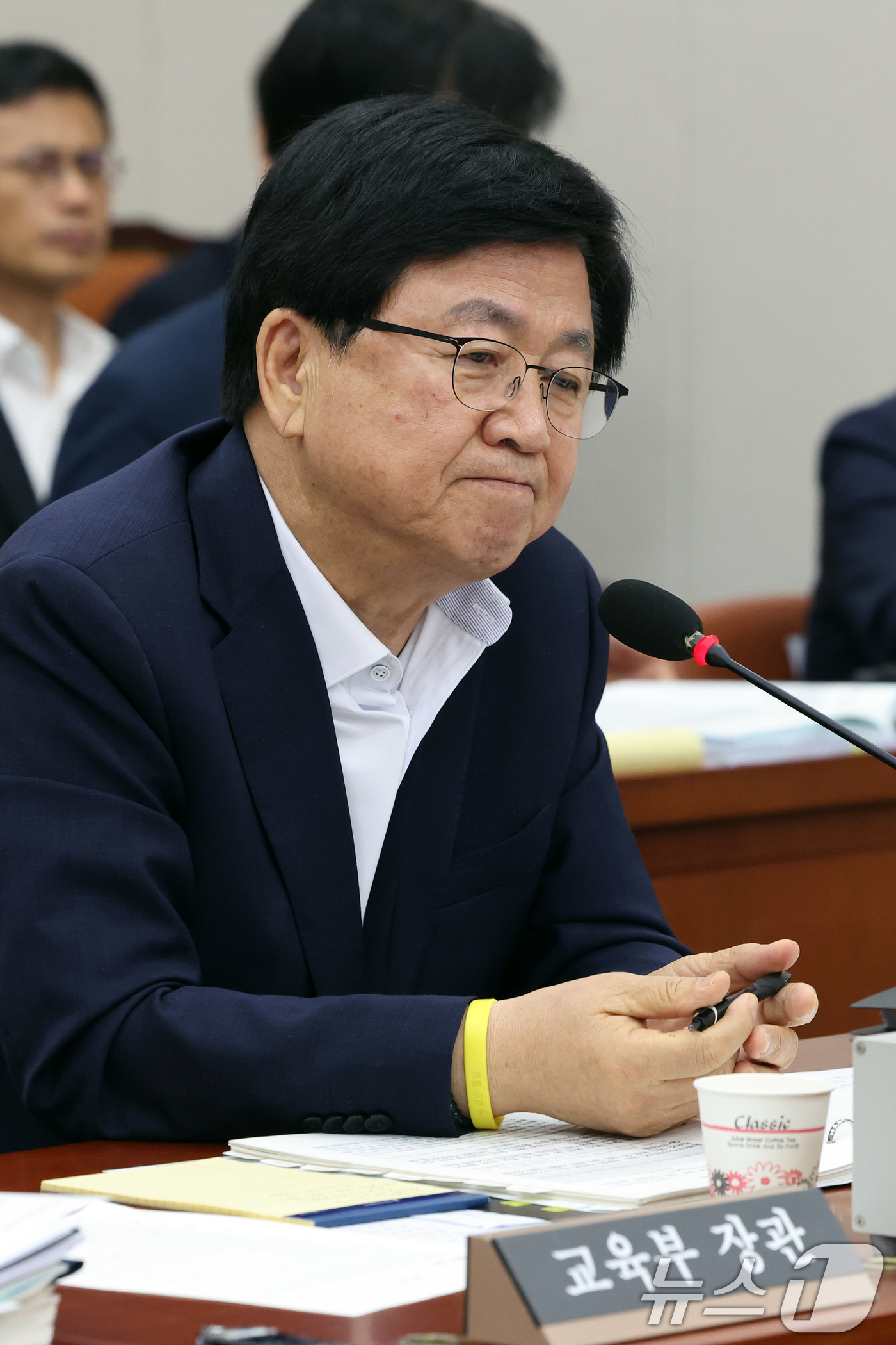 (서울=뉴스1) 황기선 기자 = 최교진 교육부 장관이 12일 오전 서울 여의도 국회에서 열린 교육위원회 전체회의에서 생각에 잠겨 있다. 2026.8.12/뉴스1